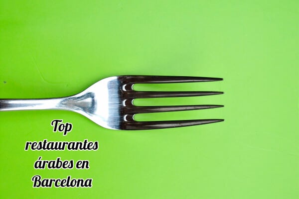 un tenedor colocado en una mesa con mantel verde en restaurante arabe