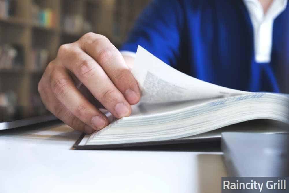Hombre leyendo un libro