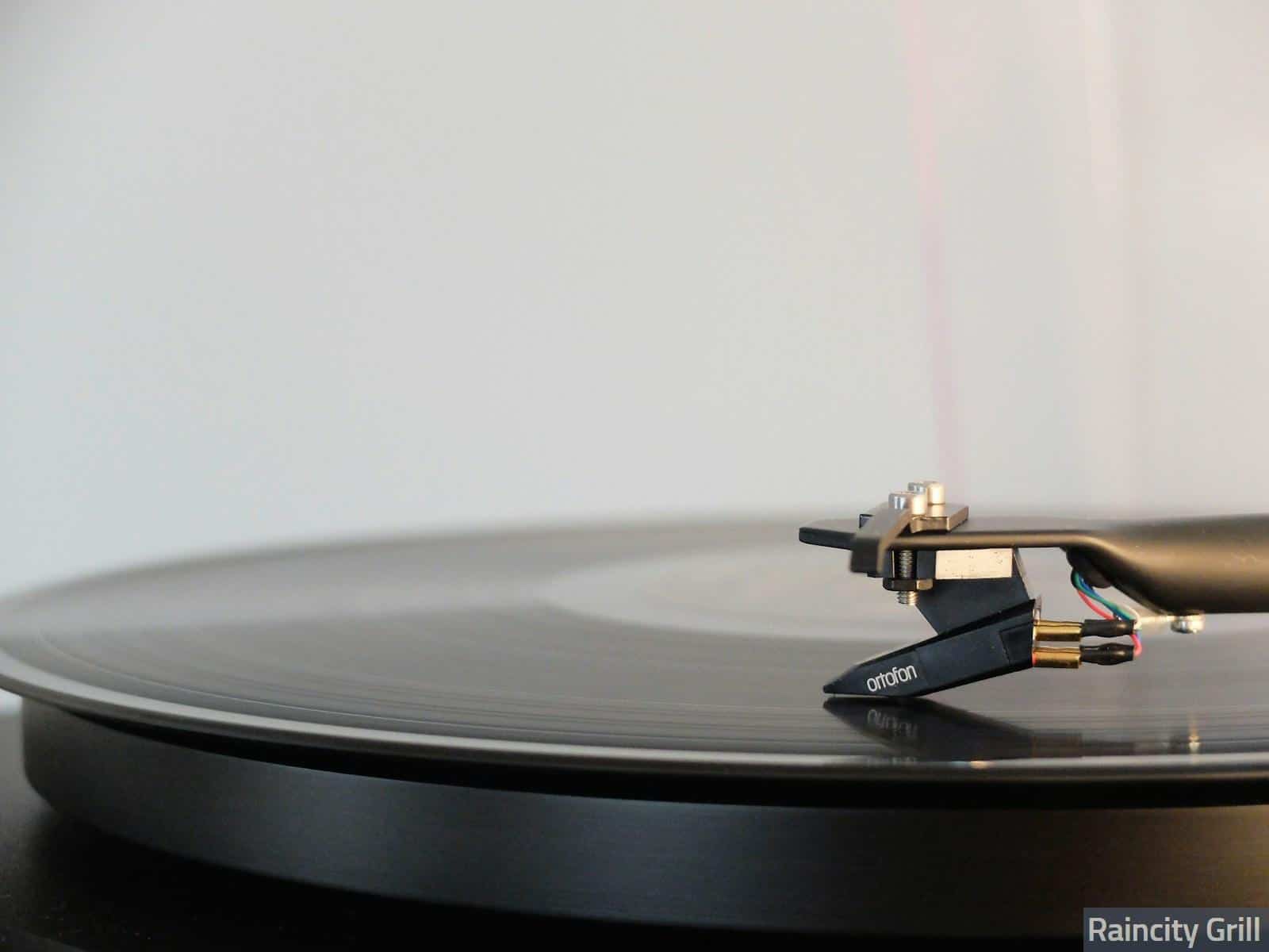 round black vinyl disc on vinyl player