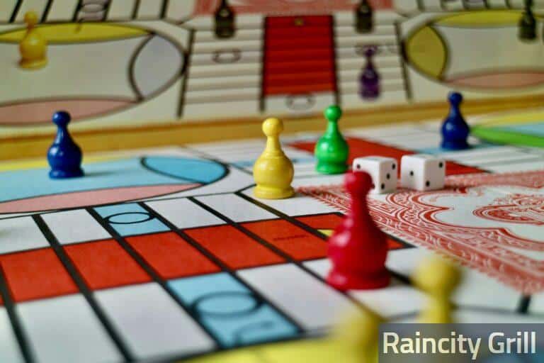Cómo jugar al parchís: reglas oficiales, estrategia y variantes
