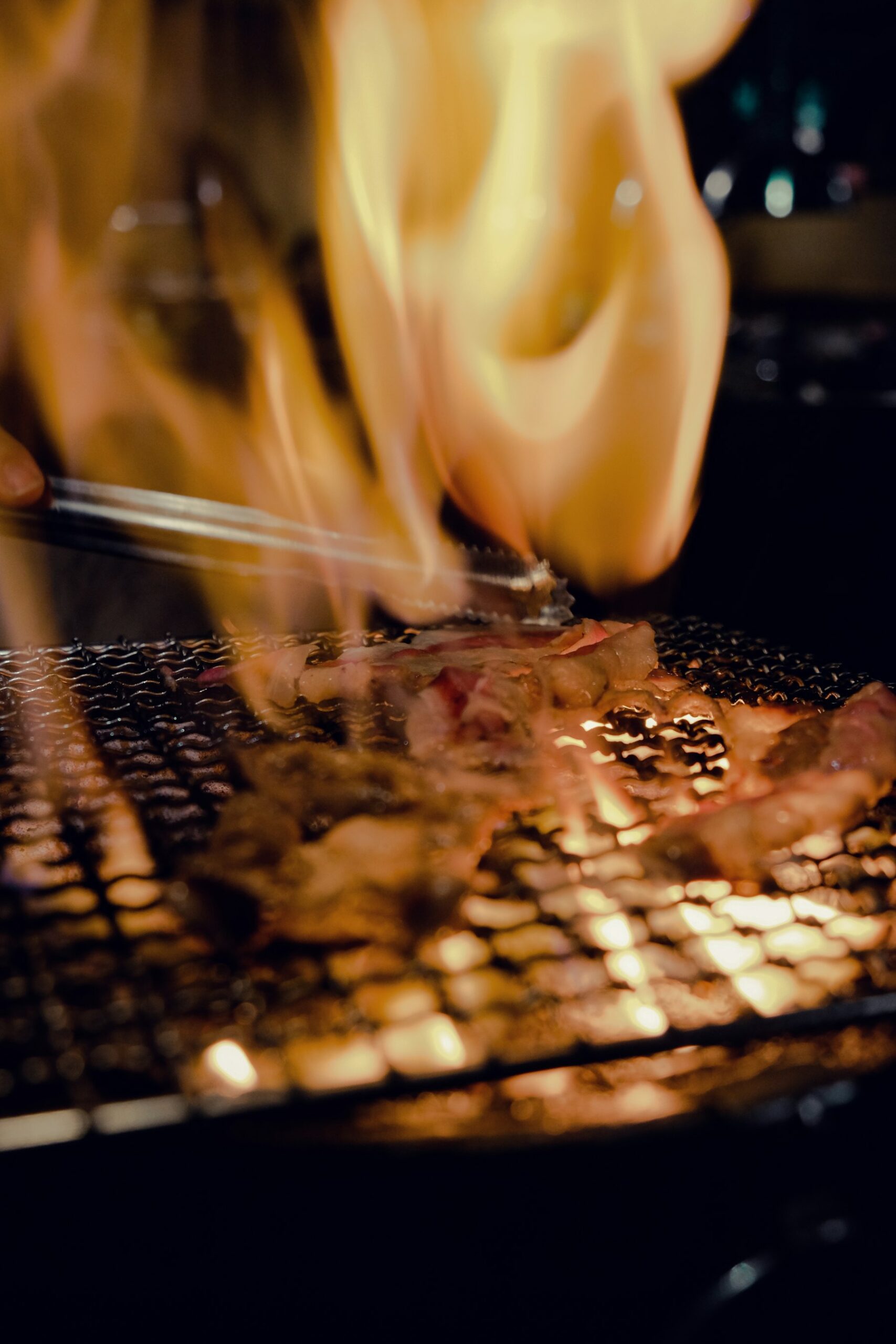 Carne a la parrilla con llamas