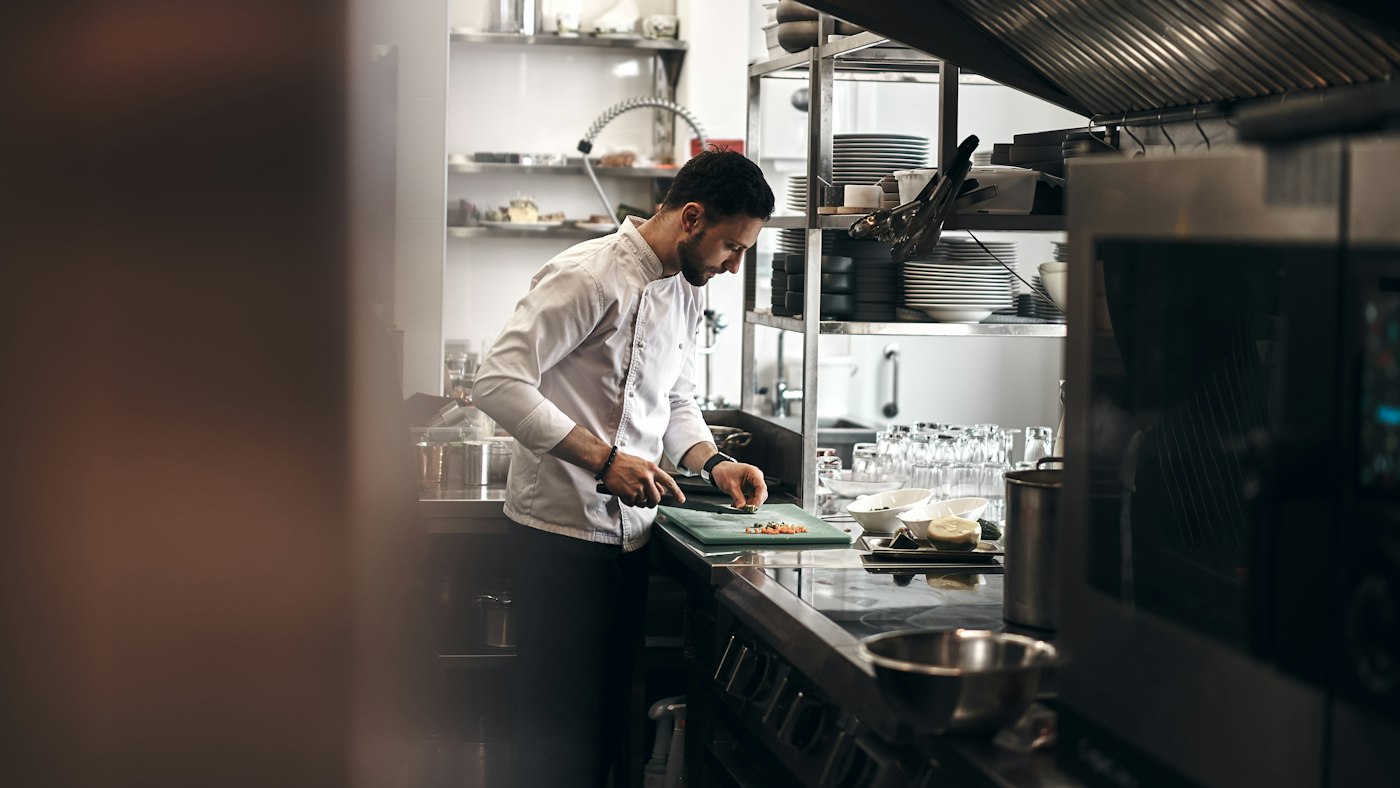 Cocinero en una cocina profesional