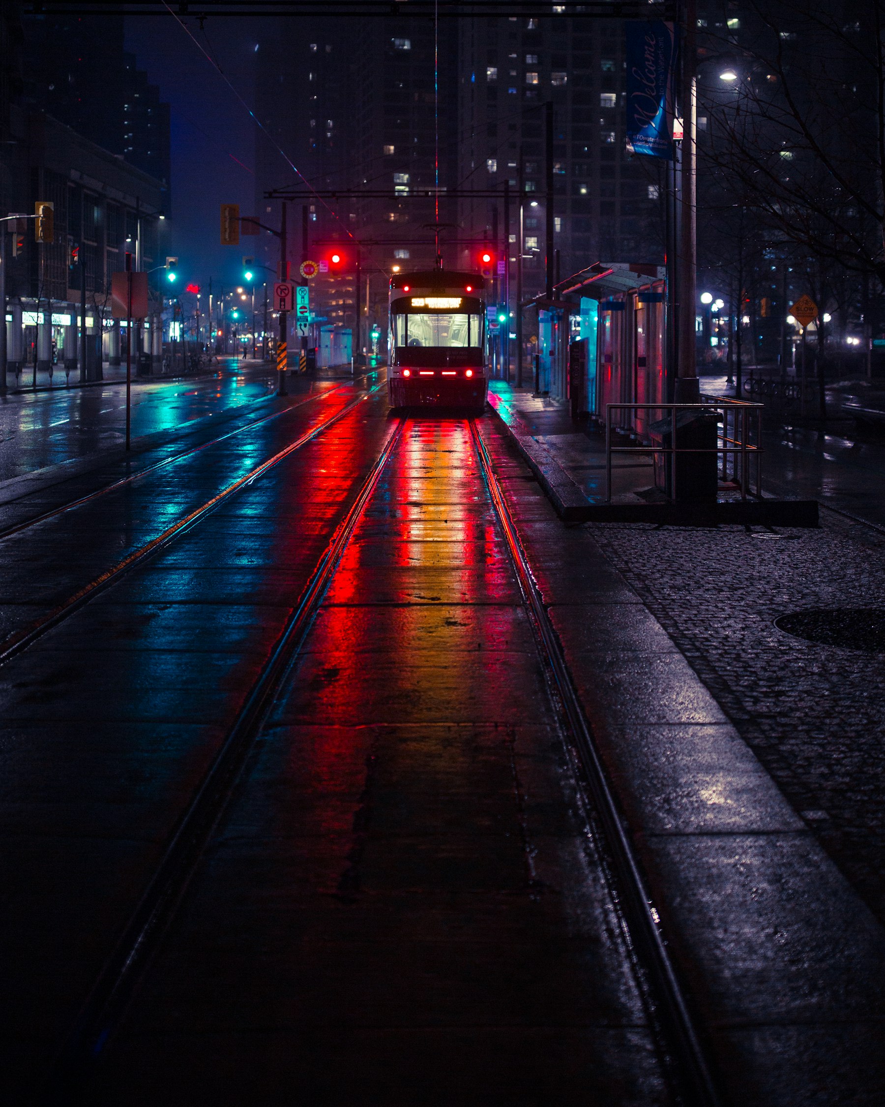 Calle mojada con luces rojas