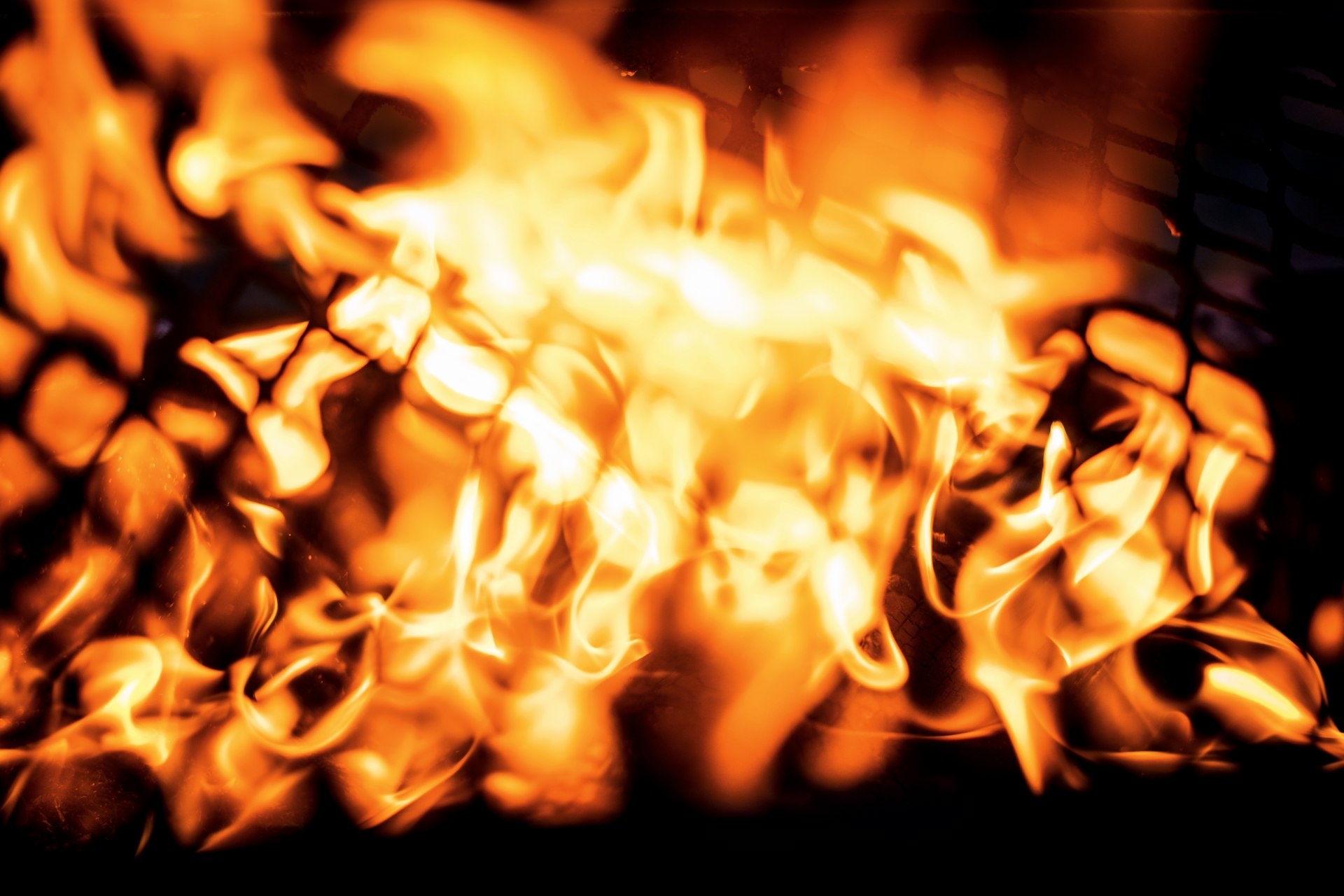 Llamas y brasas de una barbacoa encendida