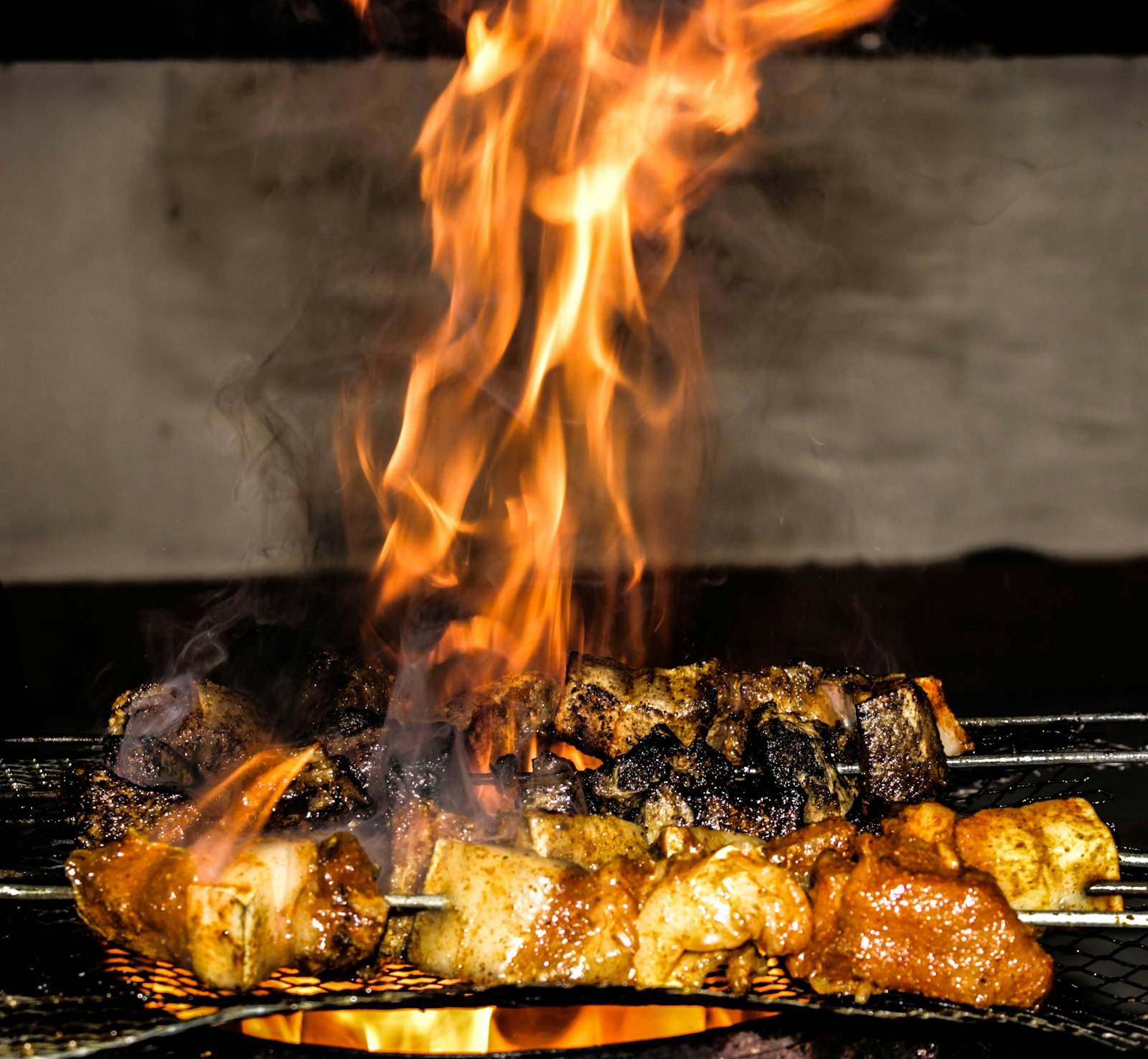 Pinchos de carne sobre llamas abiertas