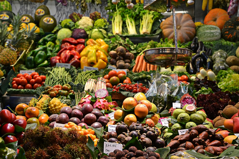 Puesto de mercado con frutas y verduras frescas